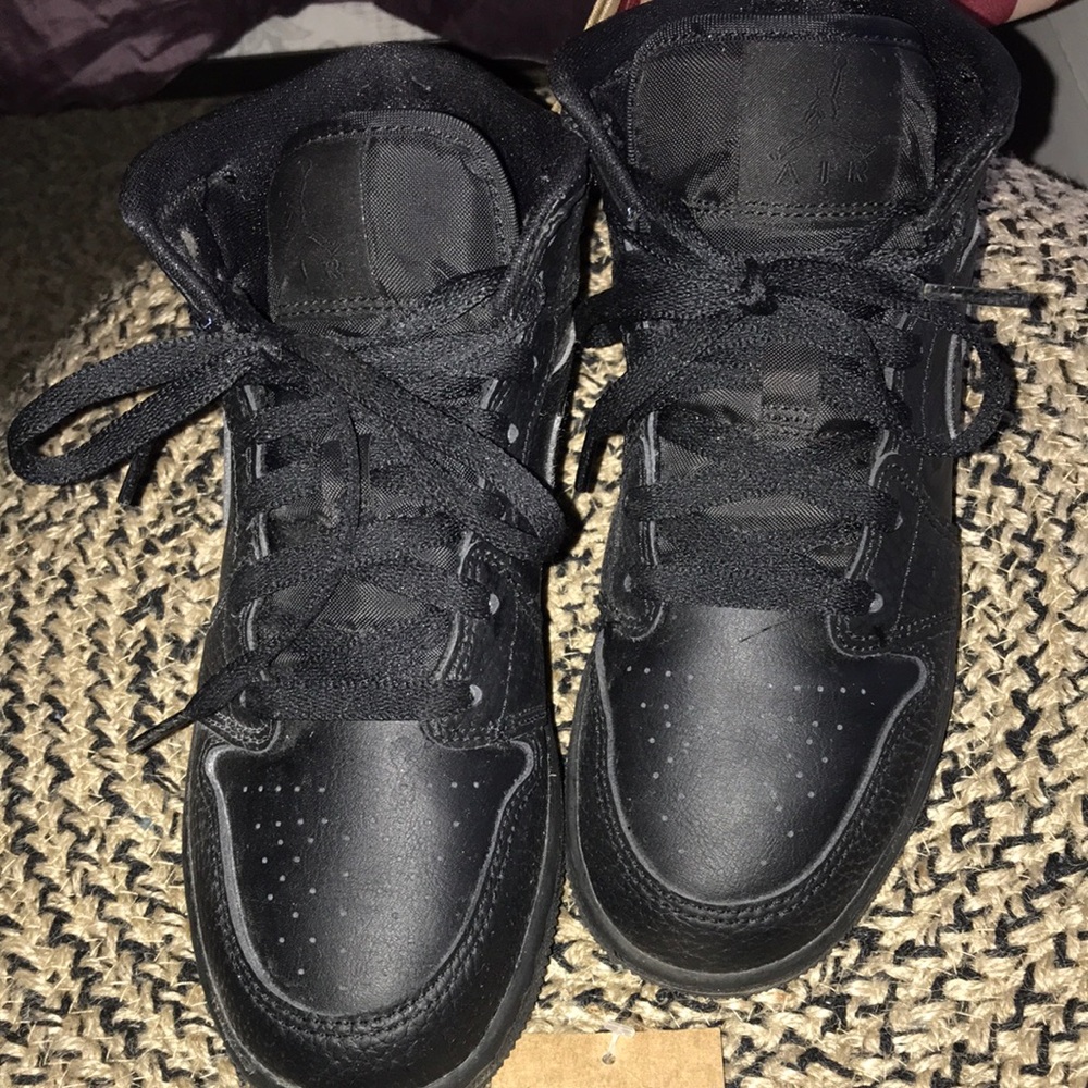 🚨🗣Air Jordan 1 Mid GS Triple Black size 4.5 yth